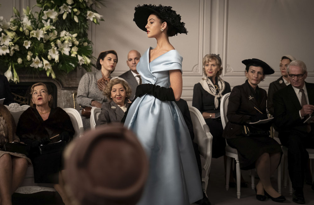 Szenenbild aus dem Film Mrs. Harris und ein Kleid von Dior