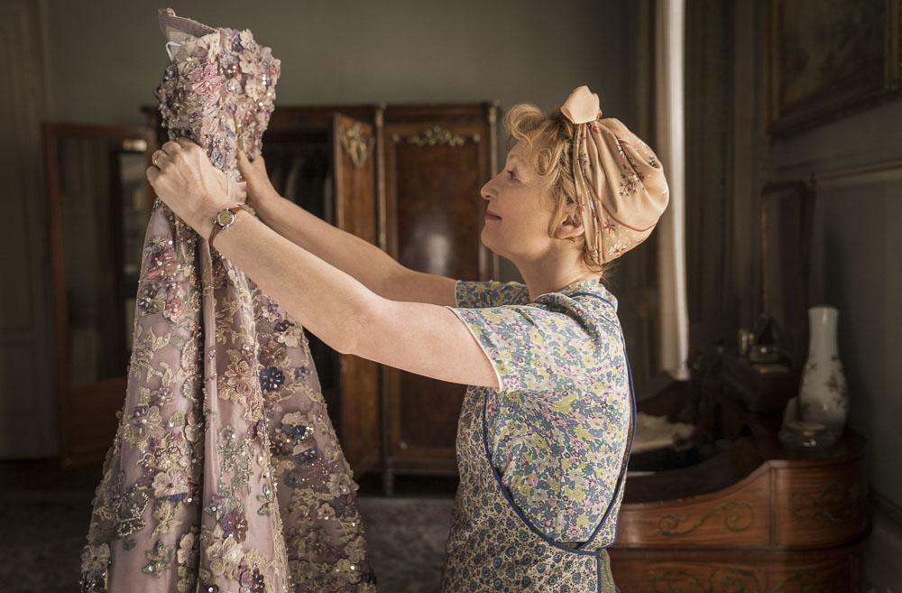 Szenenbild aus dem Film Mrs. Harris und ein Kleid von Dior