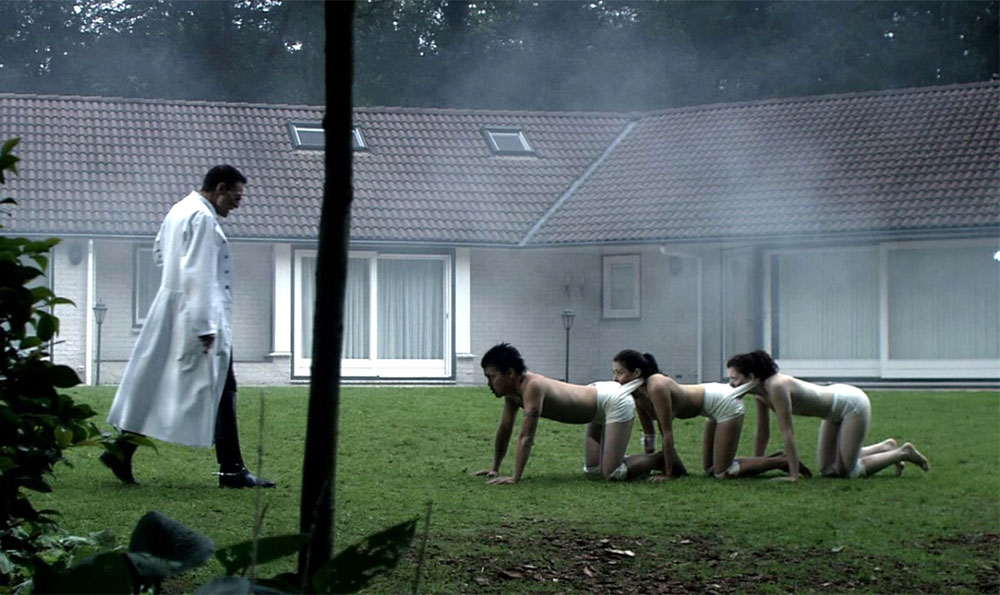 Szenenbild aus dem Film Human Centipede - Der menschliche Tausendfüssler