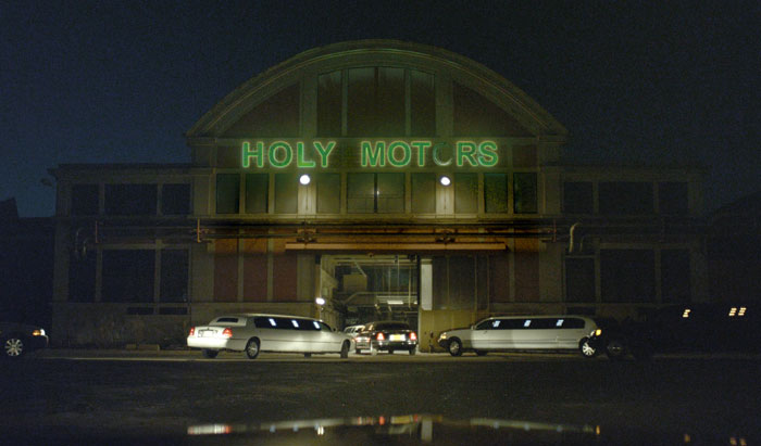 Szenenbild aus dem Film Holy Motors
