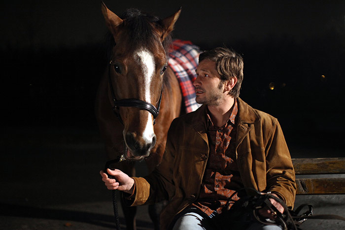 Szenenbild aus dem Film Das Pferd auf dem Balkon