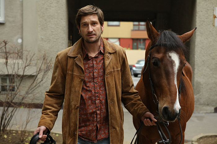 Szenenbild aus dem Film Das Pferd auf dem Balkon