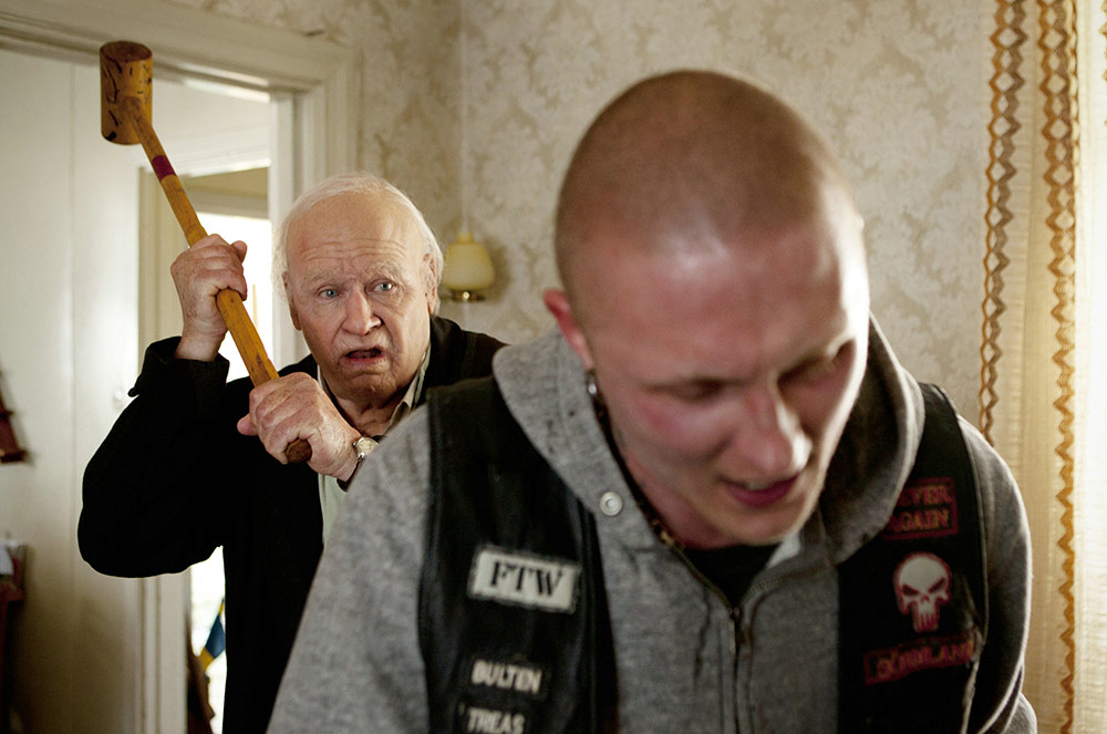 Szenenbild aus dem Film Der Hundertjährige, der aus einem Fenster stieg und verschwand